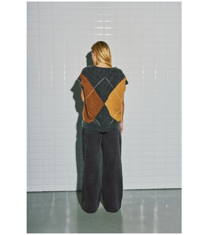 With Black 00001863 Bruin